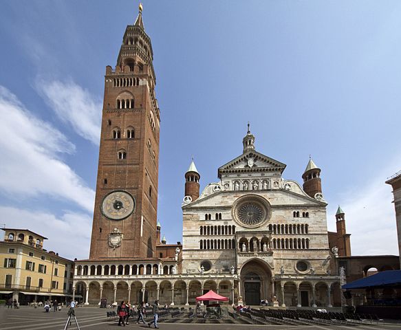 Foto del Duomo di Cremona con, accanto, il Torrazzo