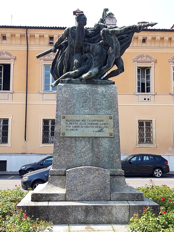 Il Monumento ai Caduti in Piazza Cesare Battisti a Manerbio, di fronte al Palazzo Luzzago di Bagno, sede del Municipio