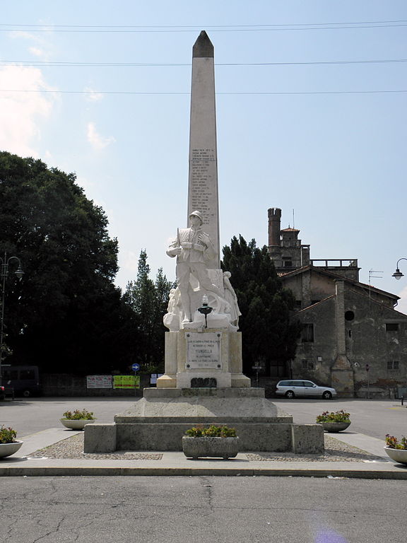 Il monumento ai caduti in piazza Renato Otello Pighin a Stanghella