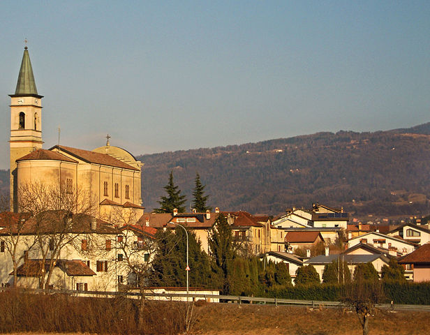 Uno scorcio sul centro storico di Limana in provincia di Belluno. Sulla sinistra la Chiesa di Santa Giustina Vergine e Martire