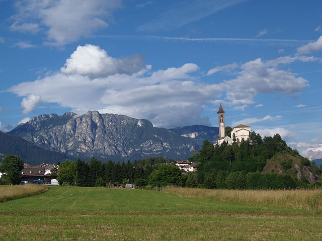 Uno scorcio delle Dolomiti scattato dalla Val di Fiemme. Alla destra la Chiesa di San Giorgio in località Castello di Fiemme.