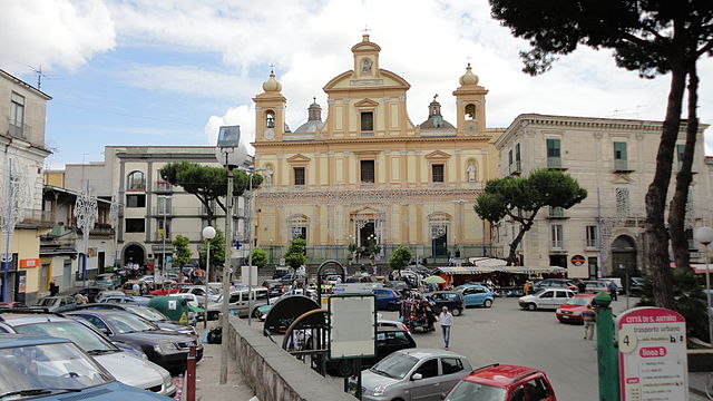 Uno scorcio sulla Chiesa di Sant'Antimo Prete e Martire in Piazza della Repubblica a Sant'Antimo in provincia di Napoli