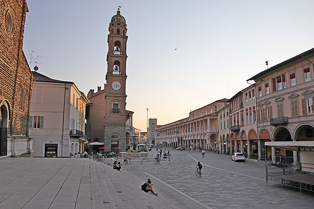 Foto scattata dalla Piazza della Libertà a Faenza. Sullo sfondo la Torre dell'Orologio.