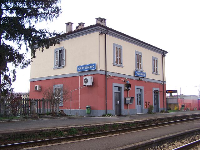 La stazione ferroviaria a Castegnato in provincia di Brescia