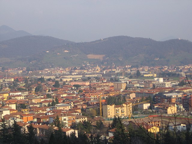 Uno scorcio panoramico dall'alto di Torre Boldone, paese di origine di Paola Mostosi in provincia di Bergamo