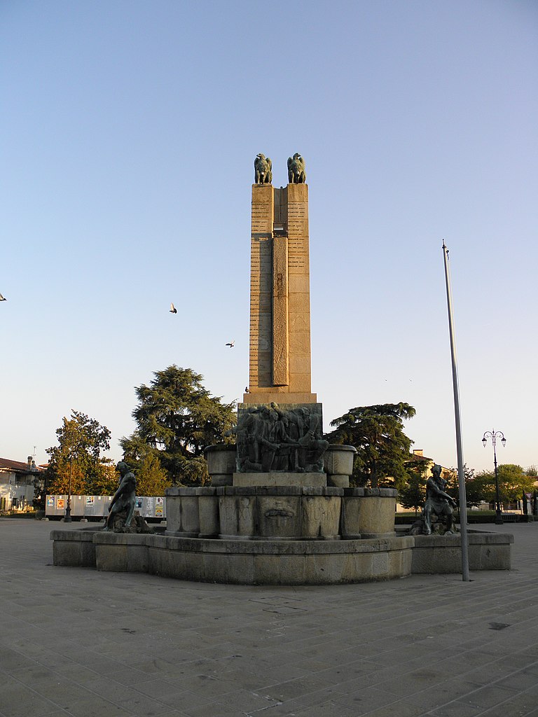 Il Monumento ai Caduti della Prima Guerra Mondiale al centro di Piazza IV Novembre a Noventa Vicentina