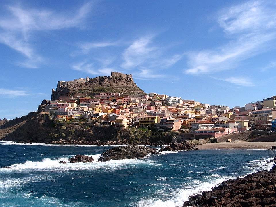 Uno scorcio panoramico di Castelsardo, paese d'origine di Cinzia Pinna