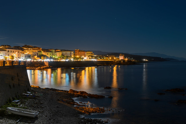 Uno scorcio panoramico di Alghero di notte