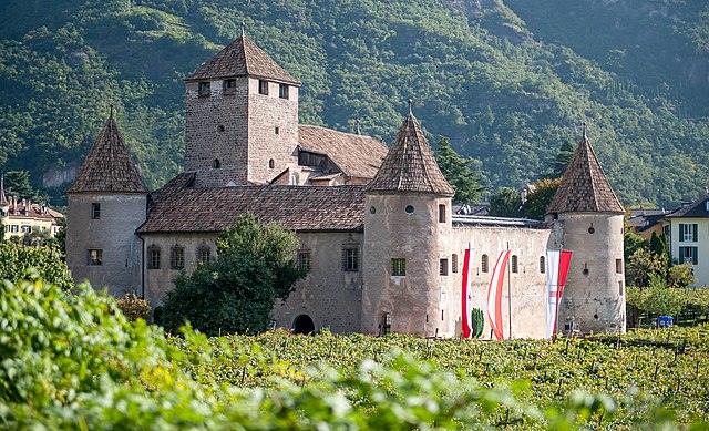 Uno scorcio di Castel Mareccio immerso nel verde a Bolzano