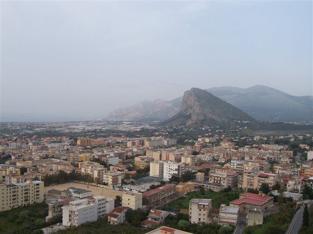 Uno scorcio panoramico dall'alto di Carini, scattato dal castello dell'omonima città