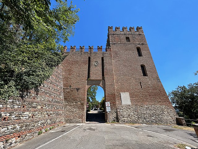 Foto della porta del Castello di Monteveglio