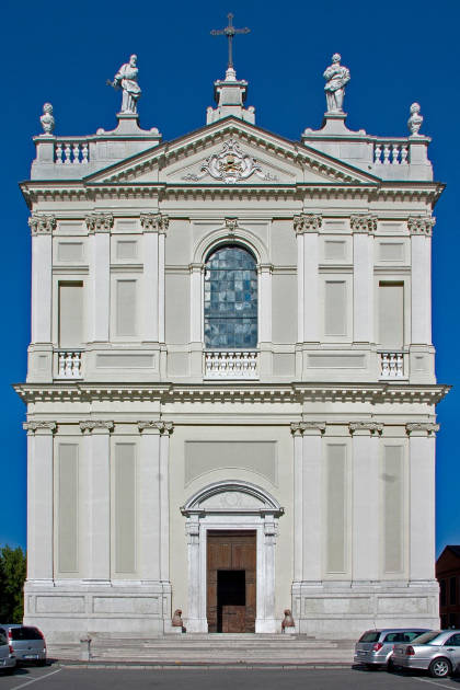 Uno scorcio della Chiesa dei Santi Pietro e Paolo Apostoli nel centro di Leno in provincia di Brescia
