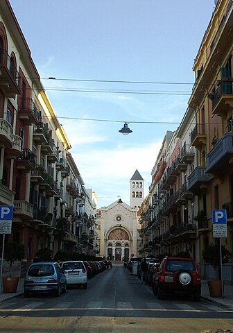 Uno scorcio della Chiesa di San Giuseppe scattato dal lungomare Nazario Sauro nel quartiere Madonnella di Bari