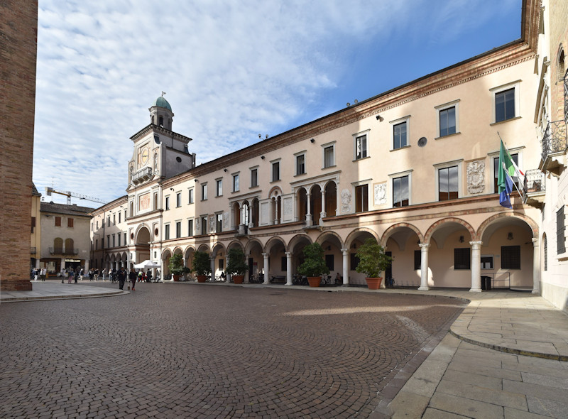 Uno scorcio sul Palazzo Comunale in Piazza del Duomo a Crema in provincia di Cremona