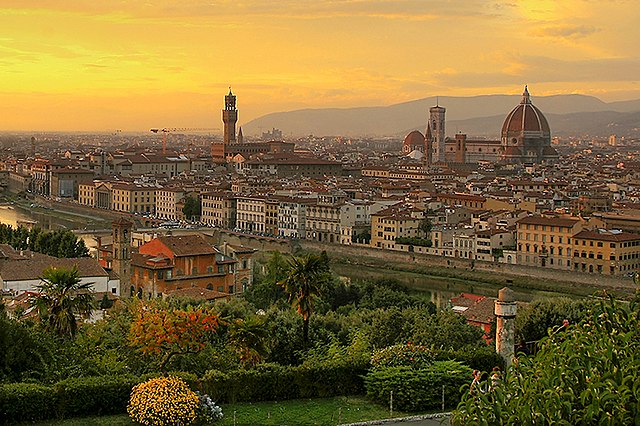 Uno scorcio panoramico sulla città di Firenze al tramonto