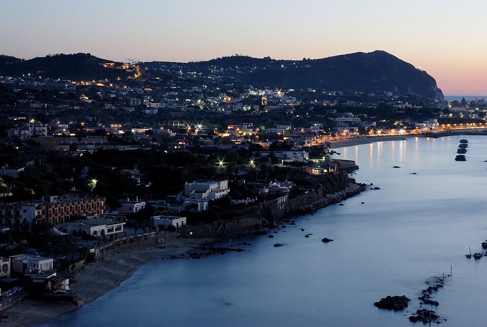 Uno scorcio panoramico dall'alto di Forio sull'isola di Ischia al crepuscolo