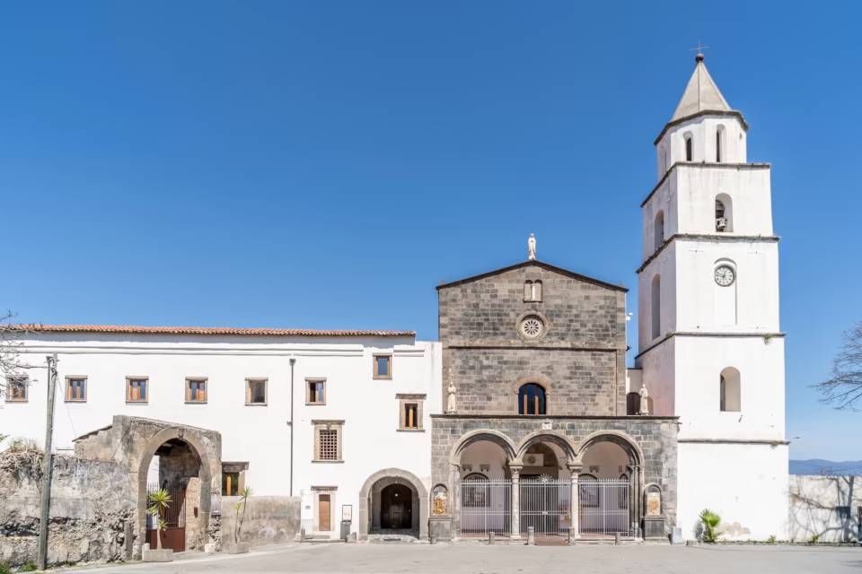 Uno scorcio della Chiesa di Santa Croce nel complesso monumentale di Santa Maria del Pozzo a Somma Vesuviana in provincia di Napoli