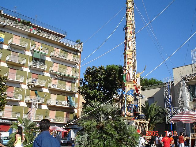 Foto di Casavatore in provincia di Napoli, scattata durante la festa popolare dei Gigli
