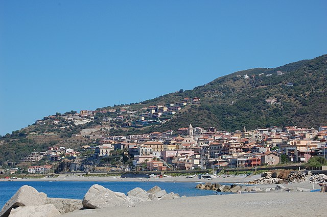 Uno scorcio di Gioiosa Marea scattato dalla spiaggia di Contrada San Pietro a Piraino (Messina)