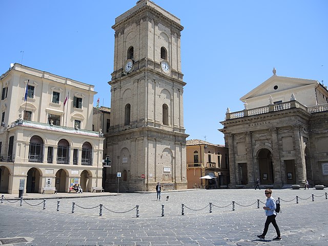 Uno scorcio di Piazza Plebiscito a Lanciano in provincia di Chieti. Sulla destra la Basilica Cattedrale della Madonna del Ponte