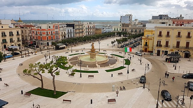 Uno scorcio panoramico su Piazza XX Settembre a Mola di Bari