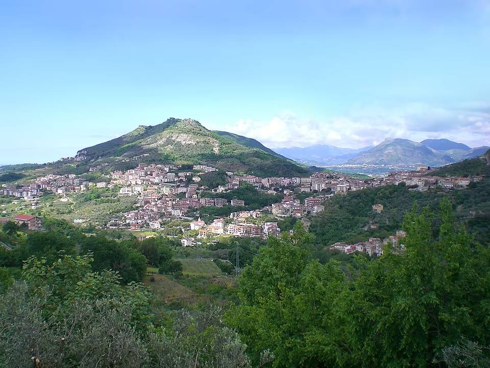 Uno scorcio panoramico dall'alto di Montecorvino Rovella in provincia di Salerno