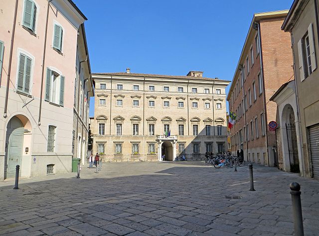 Uno scorcio del Piazzale Santafiora a Parma. Sullo sfondo il Palazzo Pallavicino.