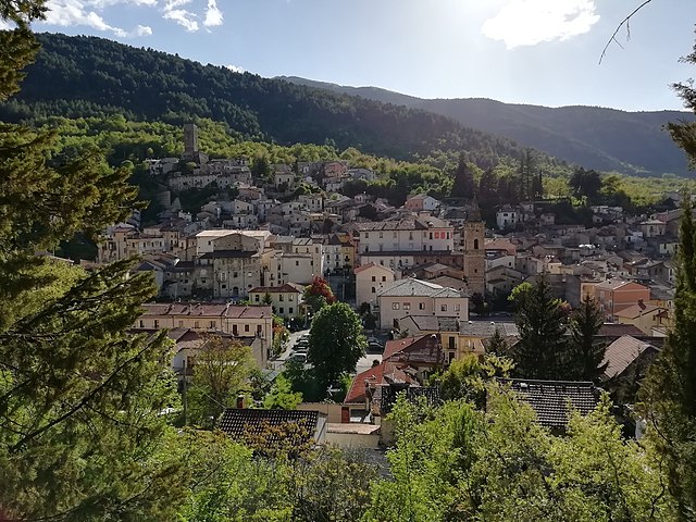 Uno scorcio panoramico dall'alto di Introdacqua, paese d'origine di Ilaria Maiorano nella Valle Peligna in provincia de L'Aquila