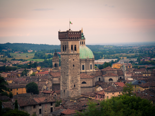 Uno scorcio panoramico sulla Torre Medievale e la Cupola del Duomo di Lonato del Garda in provincia di Brescia