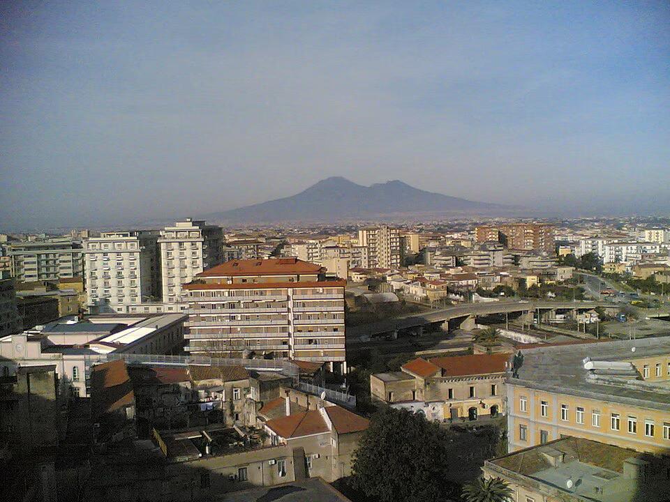 Uno scorcio di Nocera Inferiore con il Vesuvio sullo sfondo