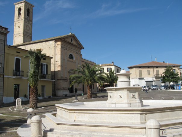Piazza Cavour a Nereto in provincia di Teramo. Sulla sinistra, la Chiesa di Maria Santissima del Suffragio dove sono stati celebrati i funerali di Mihaela Roua.