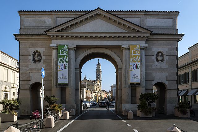 La Porta Ombriano che conduce in Piazza Giovanni XXIII a Crema in provincia di Cremona
