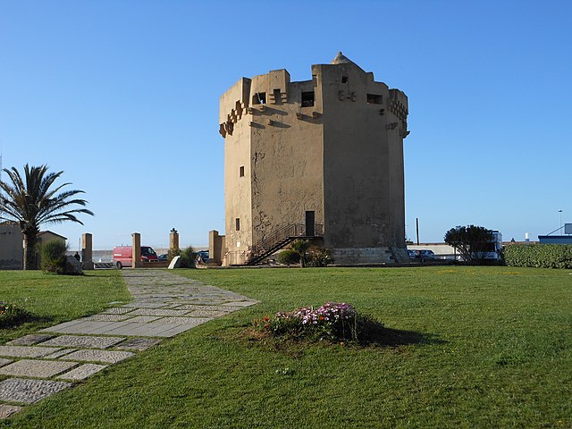 Foto della Torre Aragonese in piazza Cristoforo Colombo a Porto Torres in provincia di Sassari