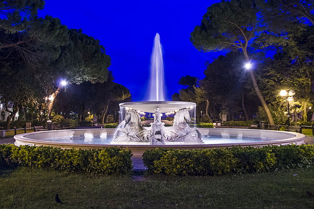 Uno scorcio della Fontana dei Quattro Cavalli nel quartiere Marina Centro di Rimini