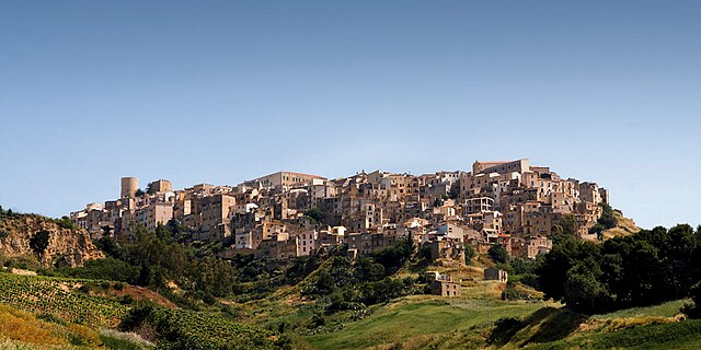 Uno scorcio panoramico di Salemi in provincia di Trapani, paese d'origine di Marisa Leo