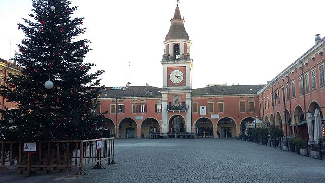 Uno scorcio di Piazza Garibaldi a Sassuolo in provincia di Modena