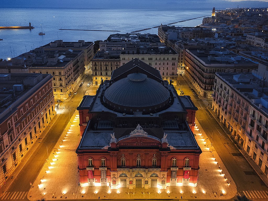Uno scorcio panoramico dall'alto del Teatro Petruzzelli di Bari dove Anna Costanzo lavorava come truccatrice